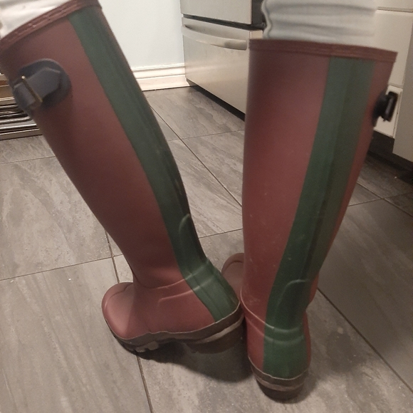 Hunter rain boots tall burgundy with green stripe and blue buckel. Sz 7 EU 38 - Picture 9 of 9